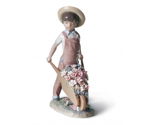 Lladro статуэтка "Мальчик и тачка с цветами"